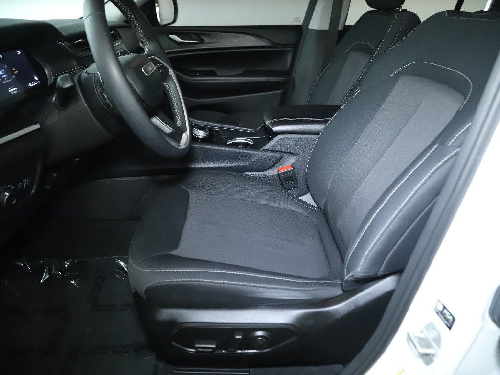 2023 Jeep Grand Cherokee Laredo X 4x4