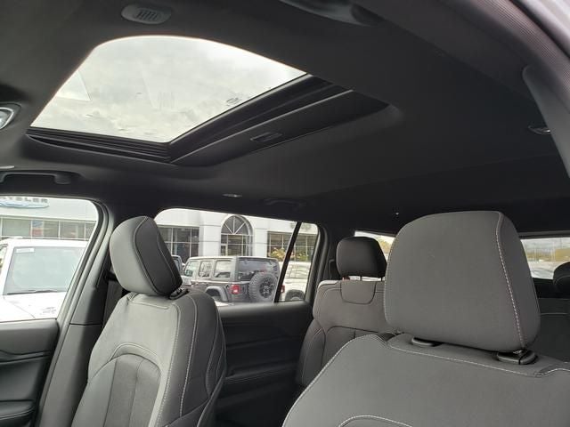 2025 Jeep Grand Cherokee GRAND CHEROKEE L LAREDO X 4X4