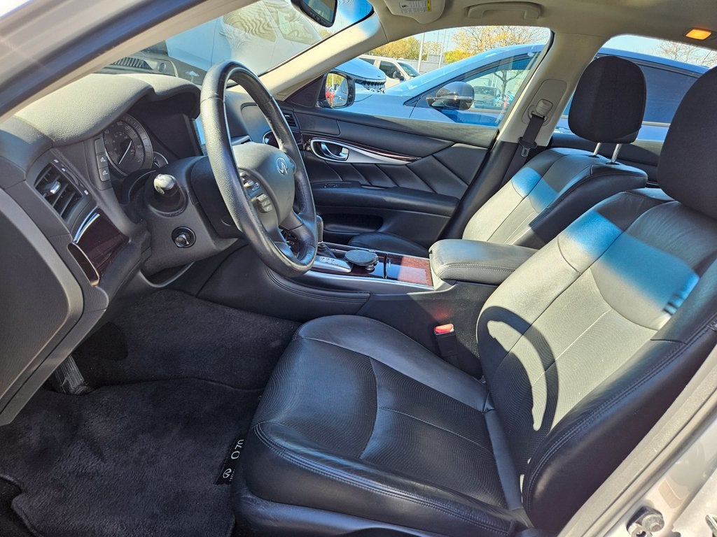 2018 INFINITI Q70 3.7X LUXE