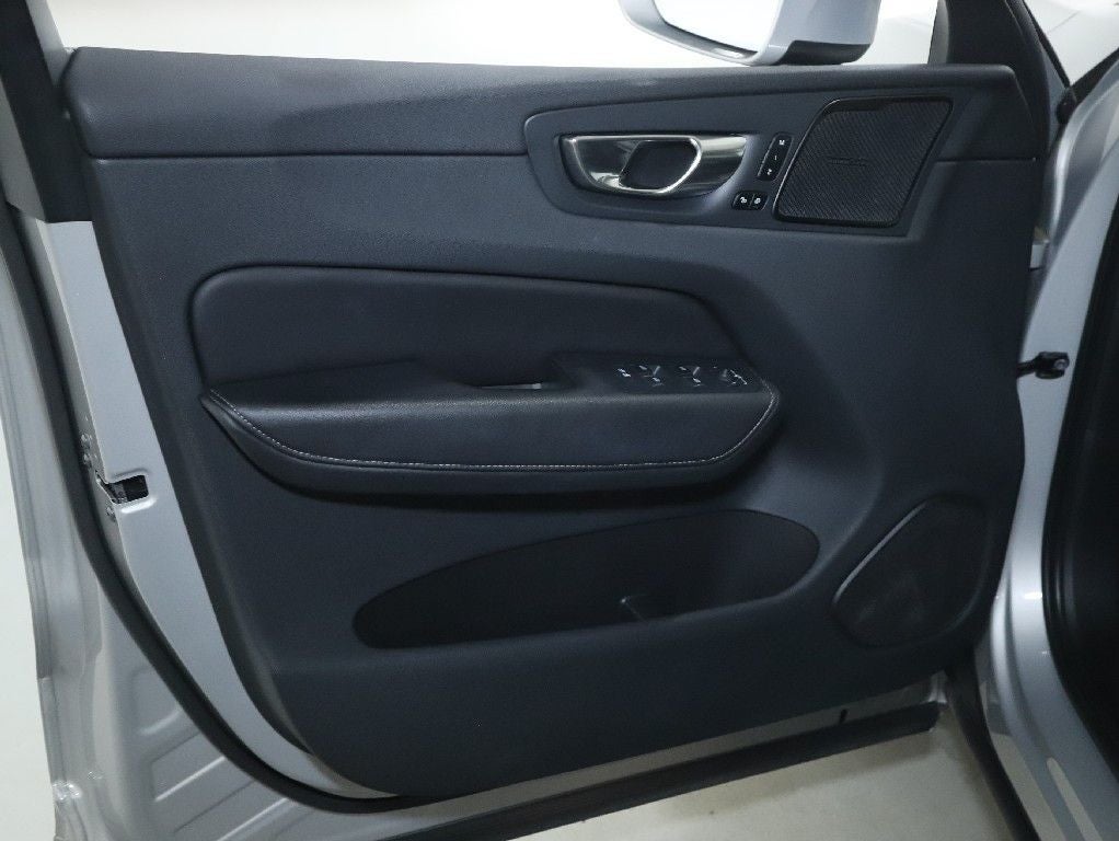 2023 Volvo XC60 B5 Ultimate Bright Theme