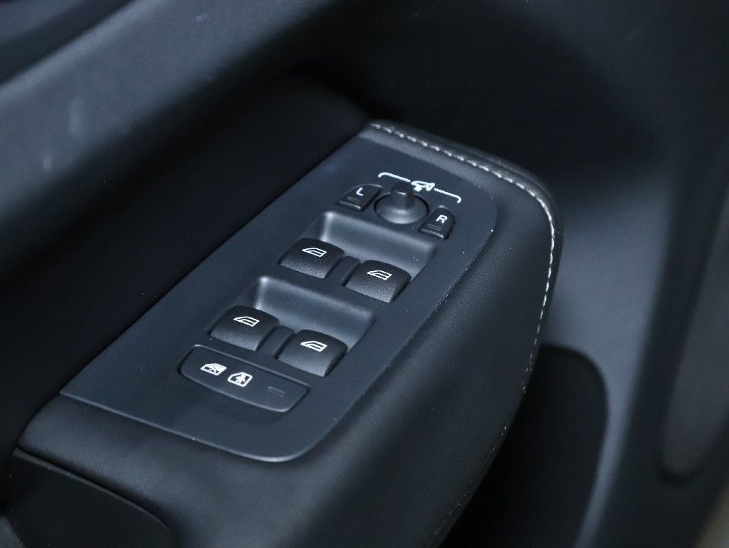 2023 Volvo XC60 B5 Ultimate Bright Theme