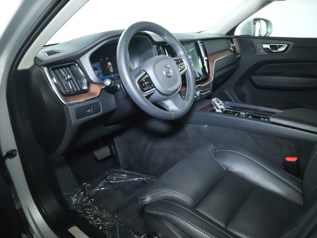 2023 Volvo XC60 B5 Ultimate Bright Theme