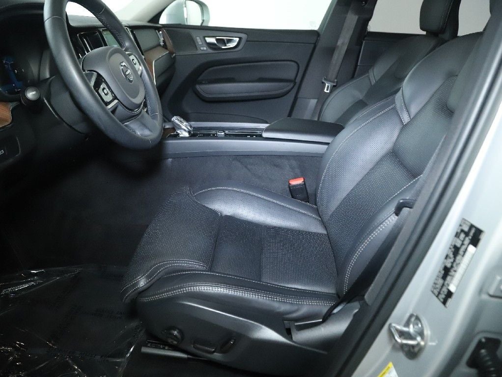 2023 Volvo XC60 B5 Ultimate Bright Theme