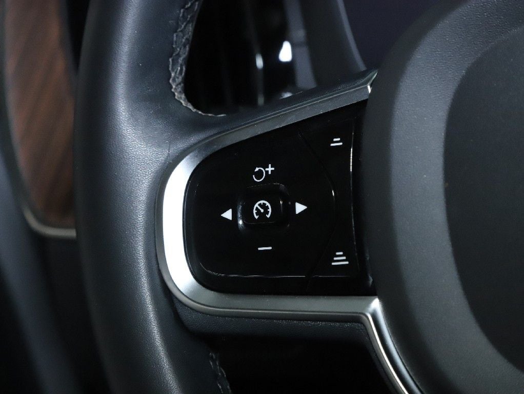 2023 Volvo XC60 B5 Ultimate Bright Theme