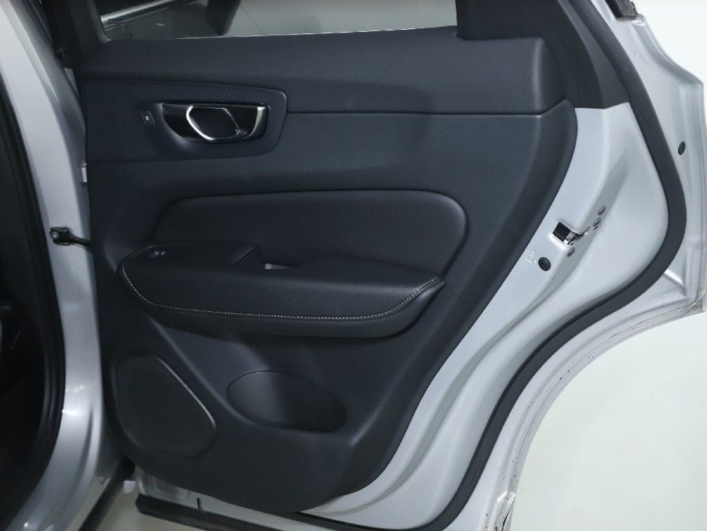 2023 Volvo XC60 B5 Ultimate Bright Theme