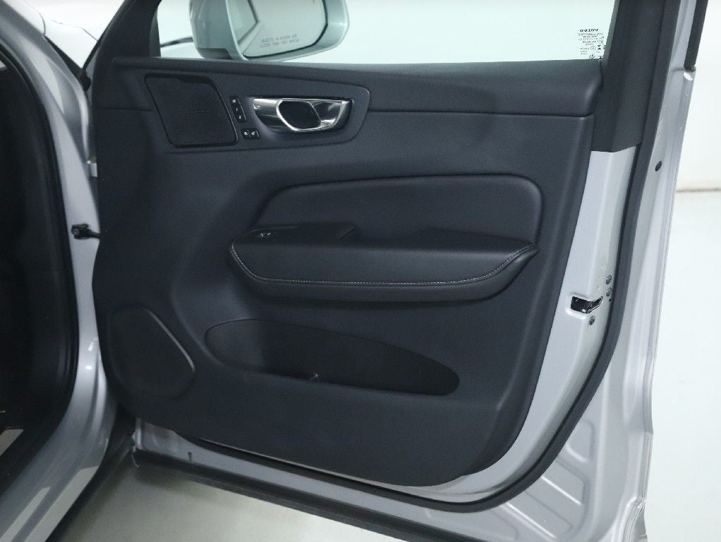 2023 Volvo XC60 B5 Ultimate Bright Theme