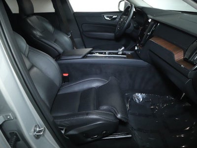 2023 Volvo XC60 B5 Ultimate Bright Theme