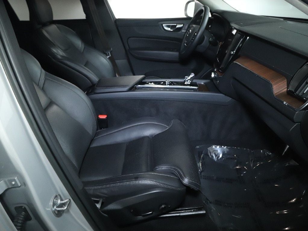 2023 Volvo XC60 B5 Ultimate Bright Theme